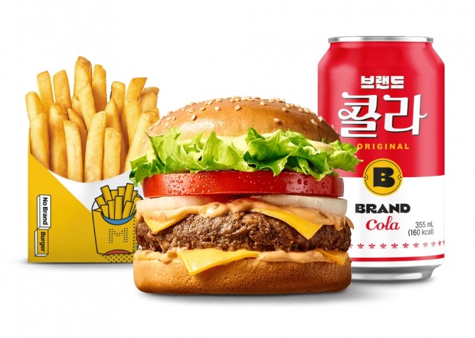 노브랜드 버거 대표 메뉴 ‘NBB 시그니처 버거 세트’. 사진=신세계푸드.