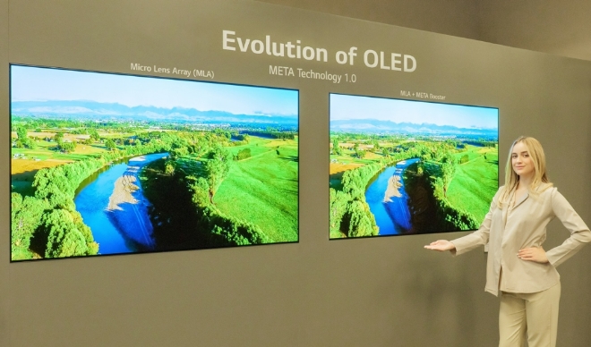 LG디스플레이 모델이 4일(현지시각) 미국 라스베이거스에서 '메타(META) 테크놀로지'로 궁극의 화질을 완성한 3세대 OLED TV 패널을 소개하고 있다. 사진=LG디스플레이