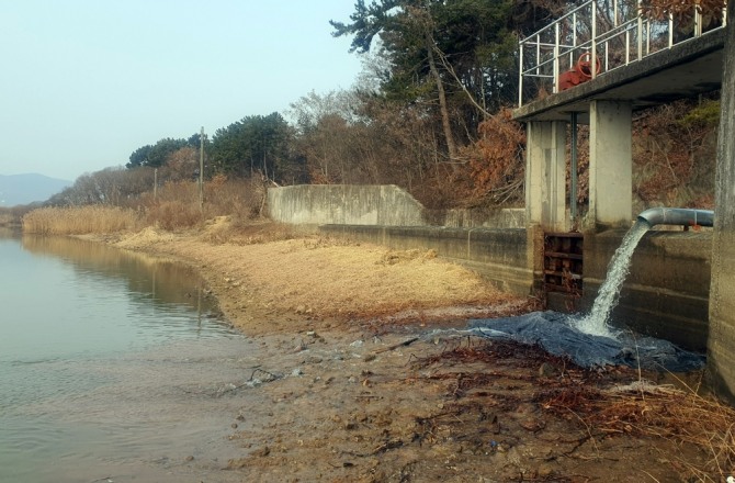 나주 노안1저수지에서 저수지의 물을 채우기 위한 양수저류 작업을 하고 있다.