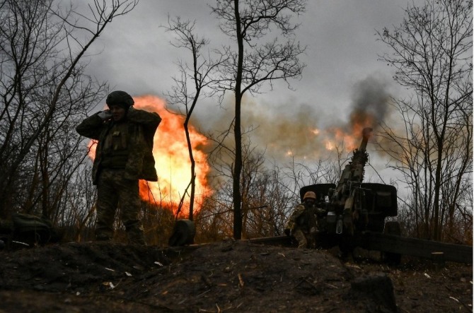 우크라이나 군인들이 1월 5일 우크라이나 자포리자 지역의 최전선에서 러시아 군대를 향해 2A65 Msta-B 곡사포를 발사하고 있다. 사진=로이터