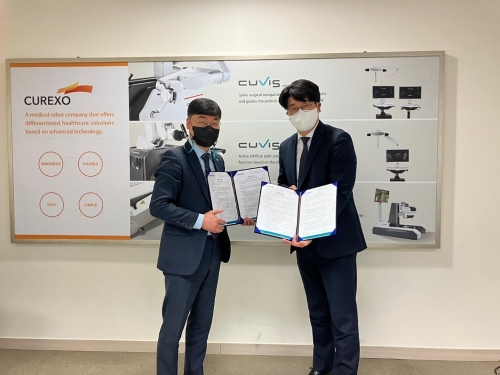 좌측부터 이의철 플라즈맵 이사와 이관형 큐렉소 이관형 이사가 MOU 기념 촬영을 하고 있다.(사진=플라즈맵)