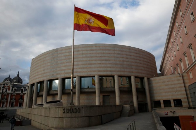 스페인 상원의회 빌딩 앞 게양된 스페인 국기.  사진=로이터