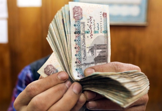 세계 3대 신용평가기관들이 이집트의 신용 등급을 상향 조정했다. 사진은 이집트 법정화폐 파운화. 사진=로이터