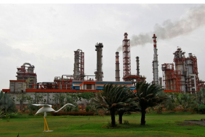인도에서 두 번째로 큰 민간 부문 정유 공장을 운영하는 Essar Oil의 정유 공장. 사진=로이터