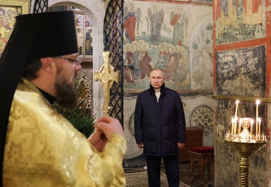 암살 위협에 시달리는 블라디미르 푸틴 러시아 대통려이 러시아 정교회 크리스마스 예배를 혼자 보는 모습. 사진=로이터