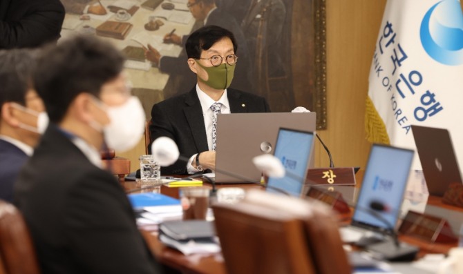 이창용 한국은행 총재가 지난해 서울 중구 한국은행에서 열린 금융통화위원회 본회의에 참석하고 있다. 사진=뉴시스.