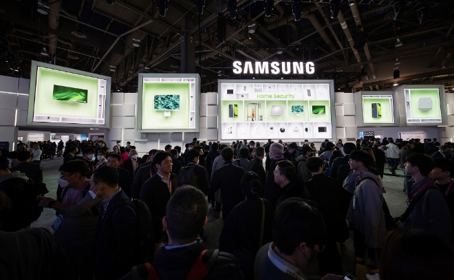 CES 2023이 열리고 있는 미국 라스베이거스 컨벤션 센터 삼성전자 전시관에서 관람객들이 다양한 제품과 솔루션들을 체험하고 있다. 사진=LG전자