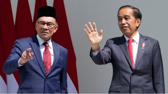안와르 이브라힘 말레이시아 총리(왼쪽)와 조코 위도도 인도네시아 대통령이 1월 9일 인도네시아 보고르의 대통령궁에서 열린 회담에서 기자들에게 손을 흔들어 보이고 있다. 사진=AP/뉴시스
