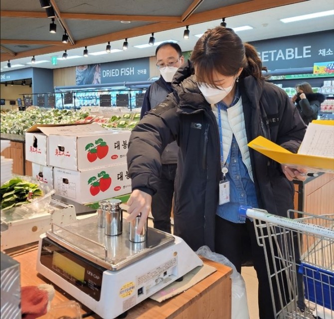 안산시 상록구는 설 명절을 앞두고 선물과 제수용품이 다량으로 거래될 것으로 예상됨에 따라, 건전한 상거래 질서 확립과 소비자 보호를 위해 계량기(저울류) 특별점검을 실시한다. 사진=안산시