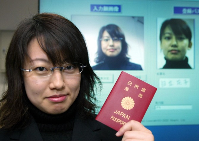 최근 기준으로 전 세계에서 가장 많은 국가를 여행할 수 있는 것으로 나타난 일본 여권, 대한민국 여권, 싱가포르 여권(왼쪽부터). 사진=위키피디아/CNN/외교부