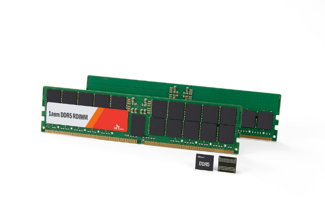 SK하이닉스가 세계 최초로 인텔로부터 인증을 획득한 10나노급 4세대 서버 D램 DDR5. 사진=SK하이닉스