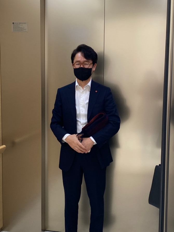 김주남 롯데면세점 대표가 회의실로 향하는 엘리베이터에서 취재진과 대화를 나누고 있다. 사진=송수연 기자