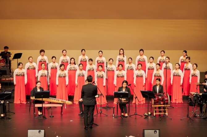 안산시 상록구청은 시민의 정서함양과 지역문화예술 발전에 기여할 ‘상록구여성합창단’ 신규 단원을 수시 모집한다고 13일 밝혔다.상록구여성합창단은 1996년 창단한 이래 매년 정기연주회를 개최하고 전국합창경연대회에서 최우수상을 수상하는 등 안산시와 상록구의 위상을 높이는데 기여해왔다. 또한 소외된 이웃에 찾아가는 사랑나눔 공연활동으로 시민들의 다양한 문화적 욕구를 충족시키는데 노력해왔다.모집 대상은 안산시 관내에 거주하는 여성으로서 합창에 소질이 있는 시민은 누구나 지원할 수 있으며, 매주 2회(월·목요일) 오전 10시30분부터 오후 1시까지 정기연습을 통해 음악적 재능을 키우는 한편, 지역사회 봉사활동·취미활동을 통한 친목도모 등 1석3조의 효과를 누릴 수 있는 장점이 있다.상록구 관계자는 “합창음악에 관심이 있고 본인의 음악적 재능을 키워나갈 열정 있는 분들의 많은 관심과 도전을 바란다”고 말했다.모집 관련 자세한 내용은 상록구청 행정지원과로 문의하면 된다. 사진=안산시