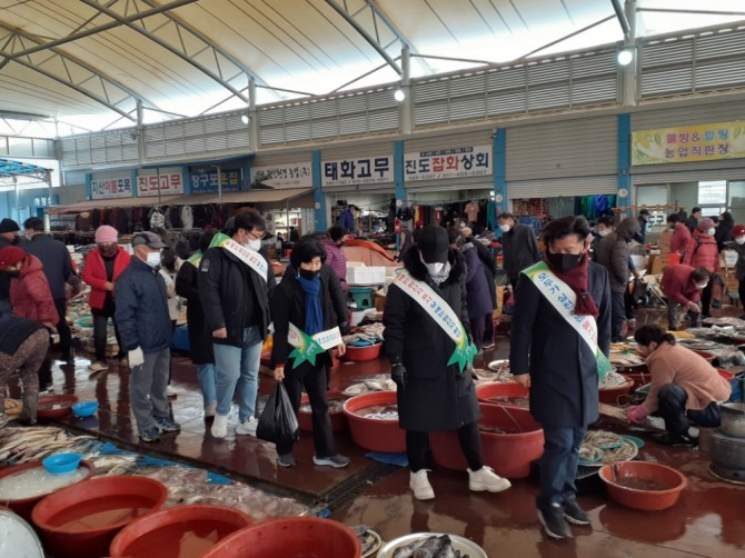 진도군이 경기도 용인시 수지구청 광장과 경남 양산시 양산문화예술회관에서 설맞이 우수 농수특산물 직거래장터를 개최한다. / 전남 진도군=제공