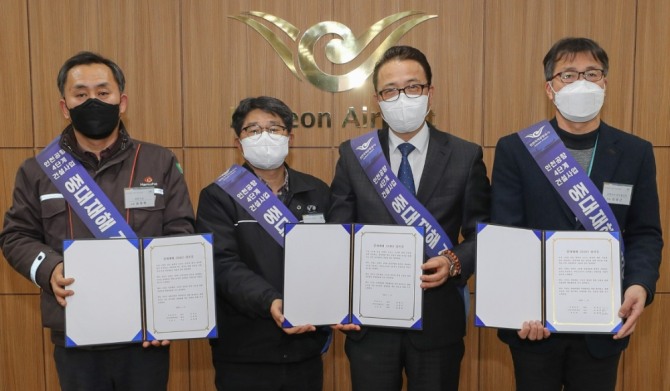 주견 건설사업단장(왼쪽에서 세 번째)이 건설사업관리단 및 각 시공사 관계자들과 함께 기념촬영을 하고 있다. 