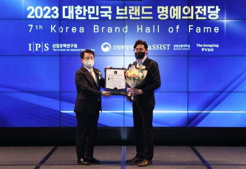 12일, JW메리어트 동대문 스퀘어에서 열린 ‘2023 대한민국 브랜드 명예의전당’ 시상식에서 이성호 심사위원장(사진 좌)과 장상욱 SK매직 마케팅전략실장(사진 우)이 수상 기념촬영을 하고 있다. 사진=SK매직.