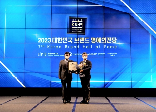 지난 11일 서울 동대문구에 위치한 JW 메리어트 동대문 스퀘어 서울에서 열린 '2023 대한민국 브랜드 명예의 전당' 시상식에서 기념촬영을 하고 있다. 산업정책연구원 박기찬 원장(사진 좌측), 교원투어 이상구 부문장(사진 우측). 사진=교원그룹.