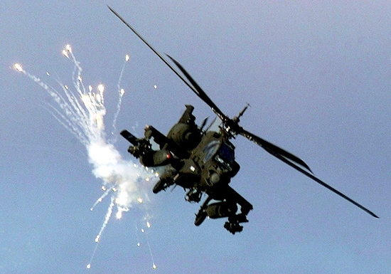 아파치 헬기가 대미사일 플레어를 발사하는 모습. 사진=로이터
