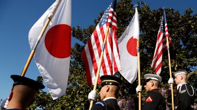 일본과 미국은 이번 주 방위에 관한 일련의 새로운 협력 계획에 합의했다. 사진=로이터