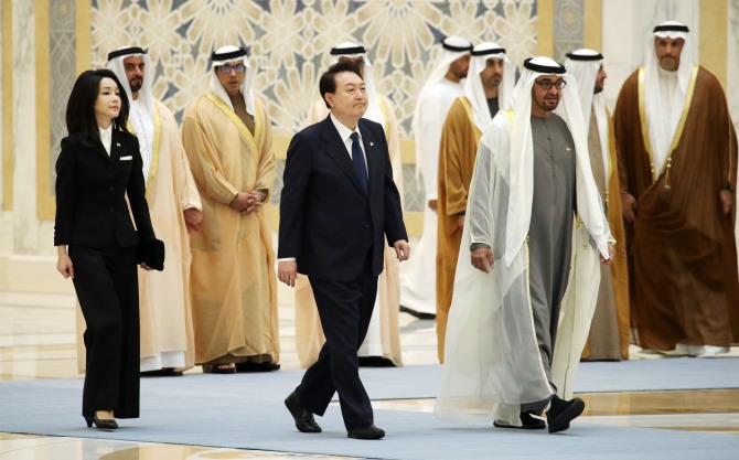 아랍에미리트(UAE)를 국빈 방문한 윤석열 대통령이 15일(현지시간) 아부다비 대통령궁에서 열린 공식환영식에 참석하고 있다.  사진=뉴시스