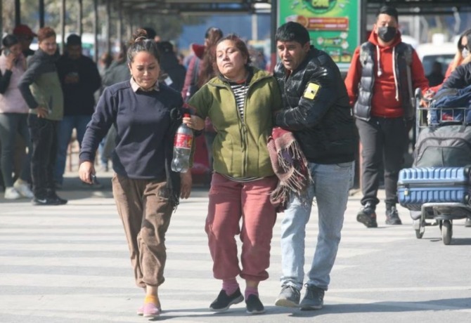 추락한 항공기의 희생자 가족이 네팔 카트만두의 공항에서 애도하면서 에스코트를 받고 있다. 사진=로이터