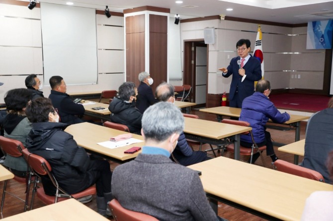 김성 장흥군수는 12일 장흥교육희망연대 새해맞이 정기총회에서 초청 강연을 실시했다. / 전남 장흥군=제공