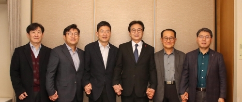 한국제약바이오협회와 한국스마트헬스케어협회 등 6개 단체는 지난 13일 서울 강남구 그랜드 인터컨티넨탈 서울 파르나스에서 회동을 갖고 ‘한국제약바이오헬스케어연합회’를 결성했다. 왼쪽부터 최병현 첨단재생의료산업협회 사무총장, 백승열 한국의약품수출입협회장, 김세연 한국스마트헬스케어협회장, 원희목 한국제약바이오협회장,  이정석 한국바이오의약품협회장, 홍성한 한국신약개발연구조합 이사장(사진=한국제약바이오협회)