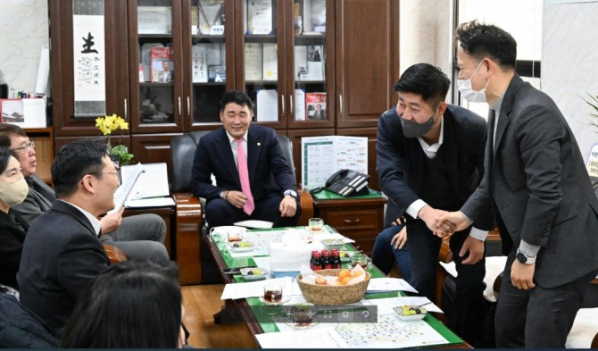 박환희 서울시의회 운영위원장(가운데)와 운영위원들