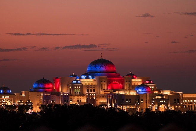 윤석열 대통령이 아랍에미리트(UAE)를 국빈 방문하고 있는 15일(현지시간) 아부다비 대통령궁에 태극무늬 색 조명이 비춰지고 있다. 사진=뉴시스