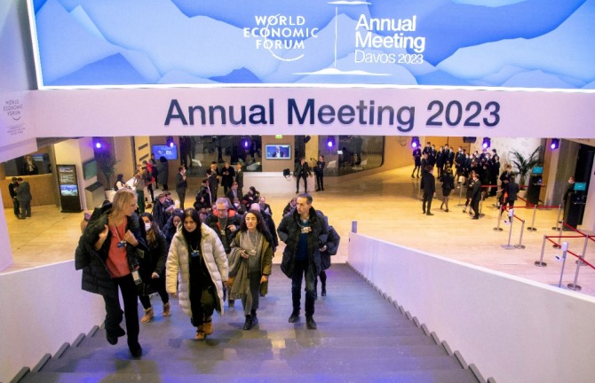 지난 16일(현지시간) 스위스 휴양지 다보스에서 막을 올린 세계경제포럼(WEF) 연차 총회장에 참석자들이 들어서고 있다. 사진=로이터