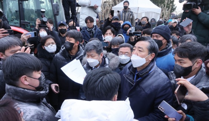 17일 오전 인천시 중구 스카이72 골프앤리조트 앞에서 강제집행을 시도하려는 인천지법 집행관실 관계자들과 이를 막으려는 임차인 측의 용역업체 및 일부 보수단체 회원들이 충돌하고 있다. 사진=공동취재사진.뉴시스