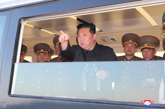 북한 김정은 국무위원장이 핵능력 강화를 위한 신무기 실험을 참관하고 있다. 사진=로이터
