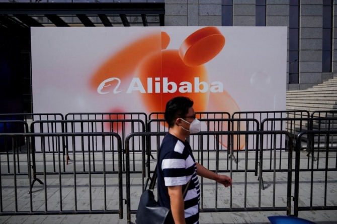 중국 상하이에서 열린 세계AI컨퍼런스 행사장에 설치된 알리바바 회사 로고 광고판. 사진=로이터