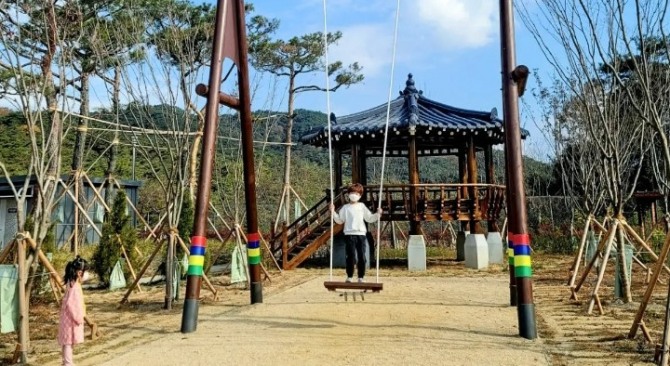 한국도로공사는 귀성, 귀경객의 장시간 운전으로 인한 피로를 풀어주기 위해 설 연휴기간 휴게소별 전통체험 행사를 운영한다. 사진은 춘양휴게소 그네타기 체험. 사진=한국도로공사