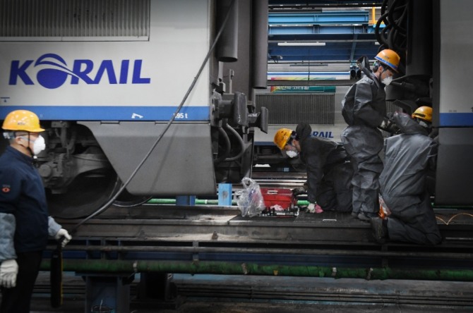 코레일 수도권차량정비단 직원들이 설 대수송을 앞두고 차량 특별점검을 진행하고 있다. 사진=코레일 