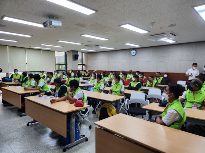 전라남도는 올해 상반기 계절근로자 2천274명 배정에 이어 공공형 계절근로사업 도입으로 봄철 농번기 인력 30만 명을 확보하는 등 일손 부족 대비에 적극 나섰다. / 전남도=제공