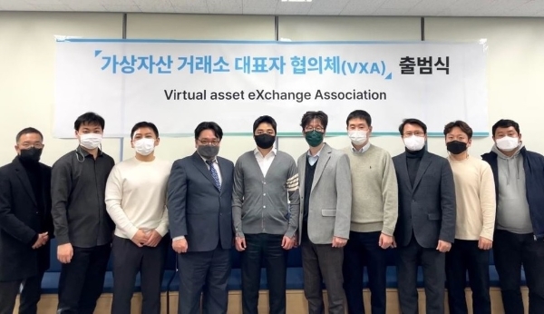 가상자산 거래소 대표자 협의체(VXA) 출범식에 참여한 BTX·비블록·오아시스·에이프로비트·지닥·포블게이트·프로비트·플라이빗·플랫타익스체인지·후오비 코리아 대표들의 모습. 거래소 명시 순서와 이미지 내 대표들의 순서는 무관하다. 사진=VXA