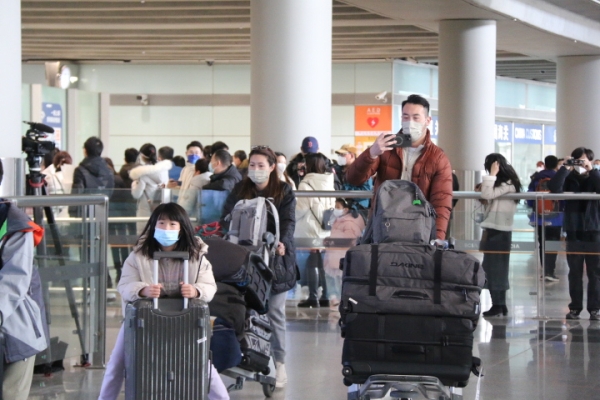 중국 강제격리 폐지 첫날인 8일 홍콩발 베이징행 항공편을 이용해 베이징 서우두 공항에 도착한 승객들이 입국장을 빠져나오고 있다. 사진=연합뉴스