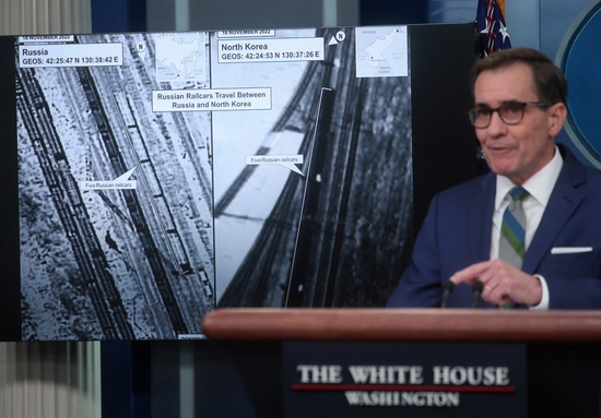 존 커비 미국 백악관 국가안보조정관이 워싱턴에서 열린 백악관 기자회견에서 러시아와 북한 간 철도 차량 이동을 보여주는 위성 사진을 제시하고 있다. 사진=로이터