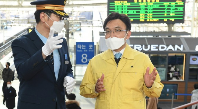 나희승 코레일 사장(오른쪽)이 KTX 운전업무를 총괄하는 서울고속철도기관차승무사업소를 찾아 안전운행에 만전을 기할 것을 주문했다. 사진=코레일