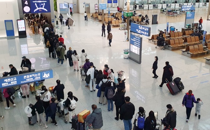 지난달 연말을 맞아 해외로 출국하는 승객들이 줄지어 선 인천국제공항 제1여객터미널(T1) 모습. 사진=뉴시스