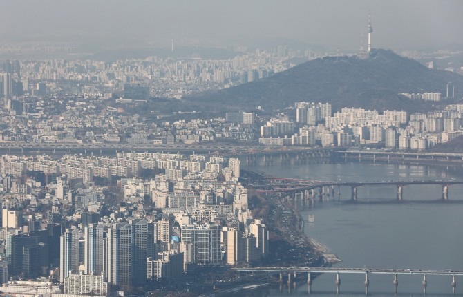 서울 송파구 롯데월드타워 서울스카이 전망대에서 바라본 강남구 아파트 단지 모습. 사진=뉴시스