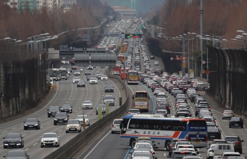 설날인 22일 오전 경부고속도로 서울 잠원IC 부근 하행선(오른쪽)에 차량들이 줄지어 늘어서 있다.(사진=연합뉴스)