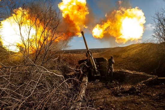 우크라이나 군인들이 솔레다르 근처의 최전선에서 130mm 견인 야포 M-46을 발사하고 있다. 사진=로이터