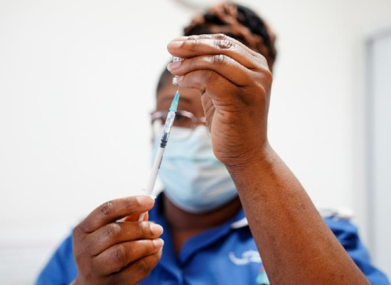 미국의 한 의료관계자가 코로나19 백신접종을 준비하고 있는 모습. 사진=로이터