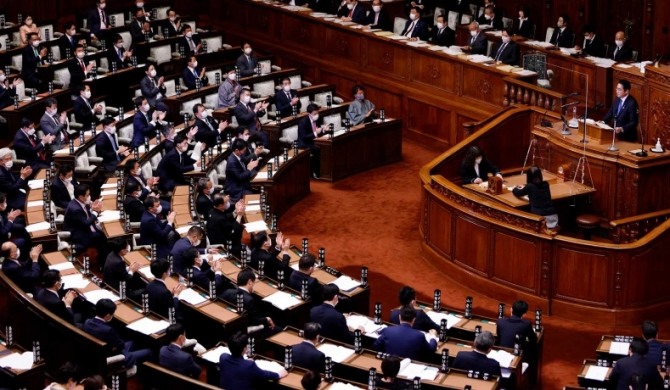 기시다 후미오 일본 총리가 23일(현지시간) 도쿄에 있는 국회의사당에서 정기국회 시정방침 연설을 하고 있다. 사진=로이터