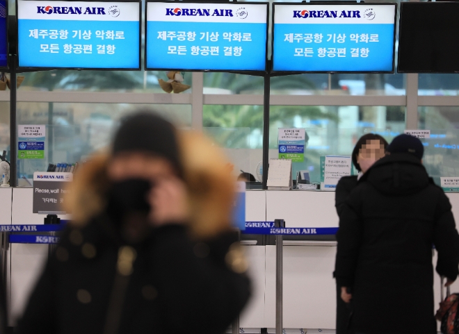 설 연휴 마지막 날인 24일 오전 폭설과 강풍이 몰아쳐 항공편이 전편 결항한 가운데 제주공항 출발층 안내판이 결항을 알리고 있다. 사진=연합뉴스