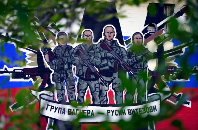 러시아 와그너 용병그룹이 대원을 모집하는 벽화가 세르비아 수도 베오그라드 시가지에 그려져 있다.사진=뉴시스