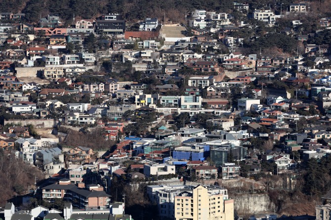 북악스카이웨이에서 바라본 서울 평창동 일대 주택가 모습. 사진=연합뉴스