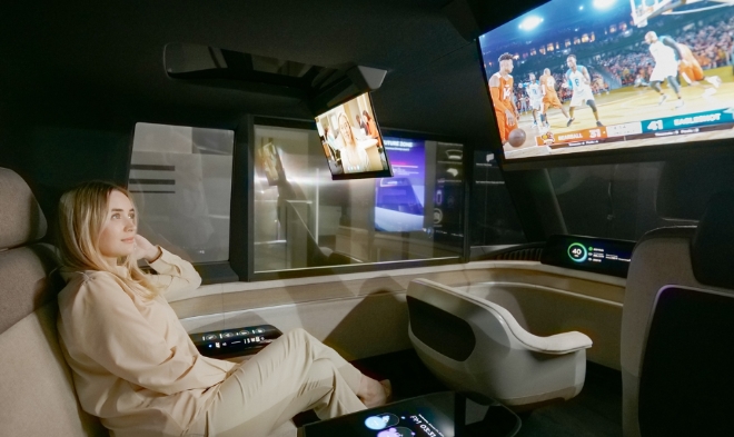 LG디스플레이는 지난 5일(현지시간) 미국 라스베이거스에서 CES 2023에서 '차량용 18인치 슬라이더블 OLED' 차량 제품을 공개했다. 사진=LG디스플레이